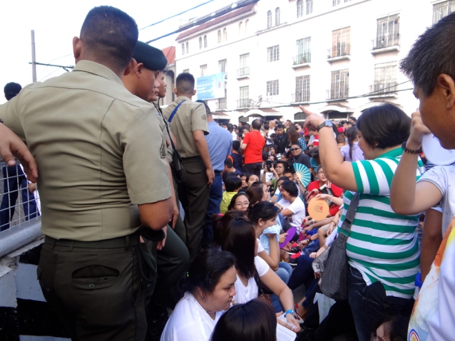 AFP officers guarded the barricade, which they would soon abandon, lettomg people pour into Plaza Roma.